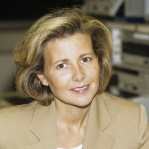 Archives - En France, à Paris, portrait de la journaliste Claire Chazal dans la salle de régie de la Cinq en mai 1991.