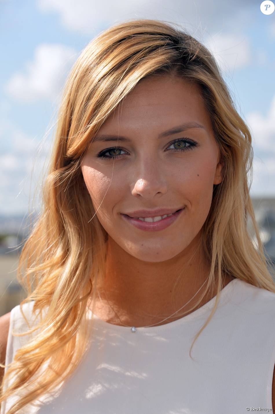 Camille Cerf Miss France 2015 Conférence De Presse De Lassociation Les Bonnes Fées à Paris 