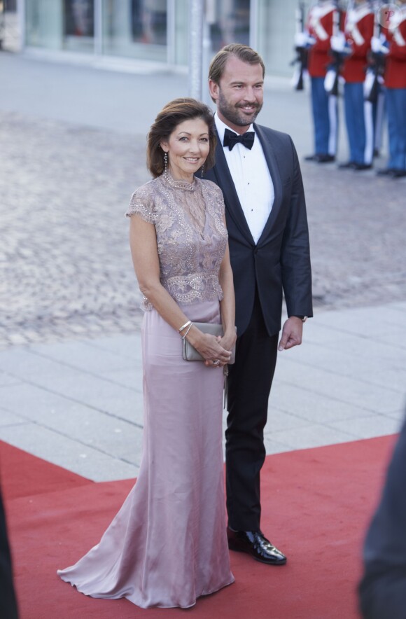 La comtesse Alexandra de Frederiksborg, ex-femme du prince Joachim, et Martin Jorgensen le 8 avril 2015 à Copenhague pour le gala en l'honneur du 75e anniversaire de la reine Margrethe II de Danemark. La comtesse a annoncé en septembre 2015 leur divorce, après huit ans d'un mariage célébré en mars 2007.