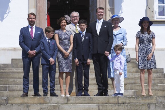 Confirmation du prince Nikolai de Danemark dans la chapelle du chateau de Fredensborg, le 18 mai 2013. La comtesse Alexandra de Frederiksborg, avec son époux en secondes noces Martin Jorgensen (à gauche) y était réunie avec son ex-mari le prince Joachim, avec sa femme la princesse Marie (à droite). La comtesse a annoncé en septembre 2015 son divorce avec Martin, après huit ans d'un mariage célébré en mars 2007.