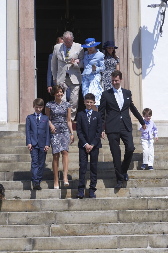 Confirmation du prince Nikolai de Danemark dans la chapelle du chateau de Fredensborg, le 18 mai 2013. La comtesse Alexandra de Frederiksborg, avec son époux en secondes noces Martin Jorgensen (à gauche) y était réunie avec son ex-mari le prince Joachim, avec sa femme la princesse Marie (à droite). La comtesse a annoncé en septembre 2015 son divorce avec Martin, après huit ans d'un mariage célébré en mars 2007.