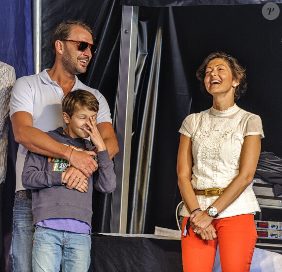 La comtesse Alexandra de Frederiksborg, ex-femme du prince Joachim, et son mari Martin Jorgensen avec le prince Felix lors du Walkathon en août 2013. La comtesse a annoncé en septembre 2015 leur divorce, après huit ans d'un mariage célébré en mars 2007.