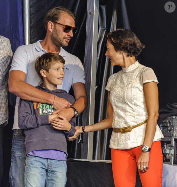 La comtesse Alexandra de Frederiksborg, ex-femme du prince Joachim, et son mari Martin Jorgensen avec le prince Felix lors du Walkathon en août 2013. La comtesse a annoncé en septembre 2015 leur divorce, après huit ans d'un mariage célébré en mars 2007.