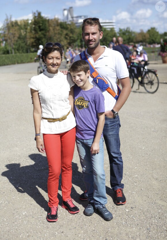 La comtesse Alexandra de Frederiksborg, ex-femme du prince Joachim, et son mari Martin Jorgensen avec le prince Felix lors du Walkathon en août 2013. La comtesse a annoncé en septembre 2015 leur divorce, après huit ans d'un mariage célébré en mars 2007.