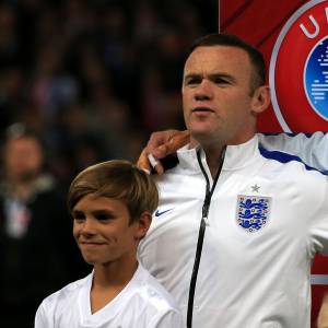 Wayne Rooney derrière Romeo Beckham lors de la rencontre face à la Suisse dans le cadre des qualificatifs à l'Euro 2016, au Wembley Stadium de Londres, le 8 septembre 2015
