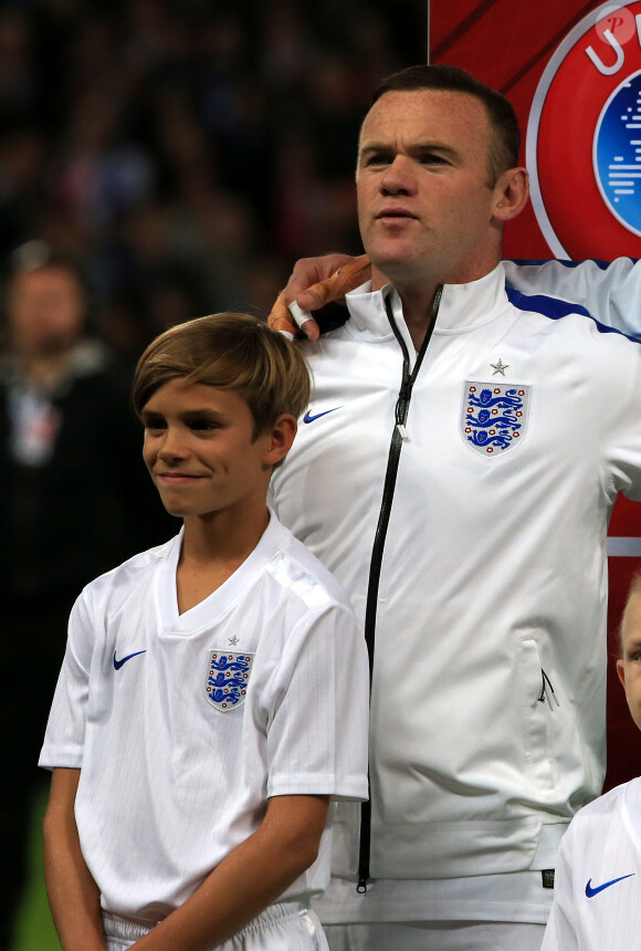 Wayne Rooney derrière Romeo Beckham lors de la rencontre face à la Suisse dans le cadre des qualificatifs à l'Euro 2016, au Wembley Stadium de Londres, le 8 septembre 2015