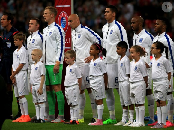 Wayne Rooney derrière Romeo Beckham lors de la rencontre face à la Suisse dans le cadre des qualificatifs à l'Euro 2016, au Wembley Stadium de Londres, le 8 septembre 2015