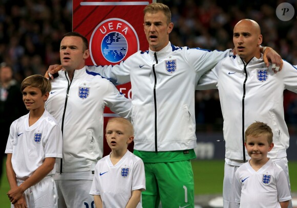 Wayne Rooney derrière Romeo Beckham, fier de jouer la mascotte lors de la rencontre face à la Suisse dans le cadre des qualificatifs à l'Euro 2016, au Wembley Stadium de Londres, le 8 septembre 2015