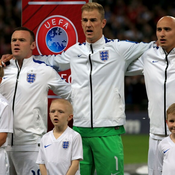 Wayne Rooney derrière Romeo Beckham, fier de jouer la mascotte lors de la rencontre face à la Suisse dans le cadre des qualificatifs à l'Euro 2016, au Wembley Stadium de Londres, le 8 septembre 2015