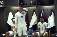 Wayne Rooney prononce un discours devant ses coéquipiers après être devenu le meilleur buteur de l'équipe nationale d'Angleterre, au Wembley Stadium de Londres, le 8 septembre 2015