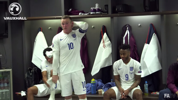 Wayne Rooney prononce un discours émouvant face à ses coéquipiers après être devenu le meilleur marqueur de la sélection anglaise, le 8 septembre 2015 au Wembley Stadium de Londres
