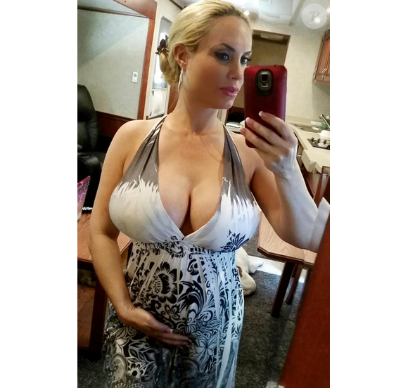Enceinte de six mois, Coco montre son baby bump - septembre 2015