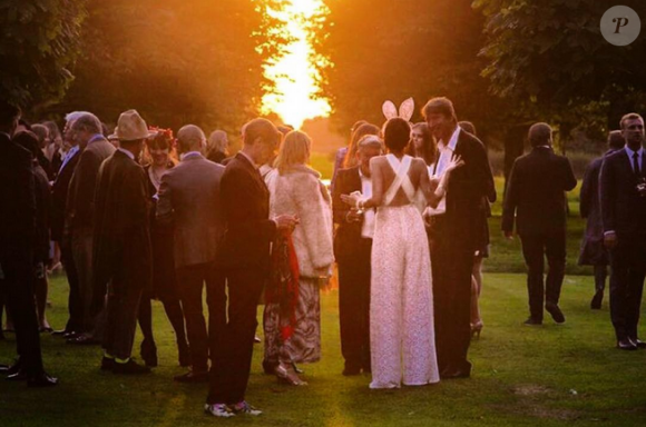 Photo Instagram, au coucher du soleil, du mariage d'Ashley Hicks (cousin du prince Charles et filleul du duc d'Edimbourg) et de Katalina Sharkey de Solis début septembre 2015 à The Grove, domaine familial des Hicks dans l'Oxfordshire en Angleterre. Ils se sont rencontrés en mai via Instagram. Pour leurs noces, la mariée portait des oreilles de lapin et le marié a enfilé une tête de coq au moment de prononcer ses voeux.