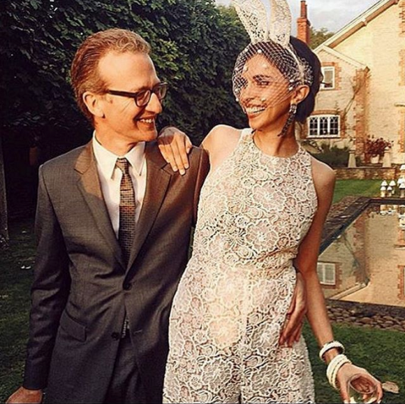 Photo Instagram du mariage d'Ashley Hicks (cousin du prince Charles et filleul du duc d'Edimbourg) et de sa compagne Katalina Sharkey de Solis début septembre 2015 à The Grove, domaine familial des Hicks dans l'Oxfordshire en Angleterre. Ils se sont rencontrés en mai via Instagram. Pour leurs noces, la mariée portait des oreilles de lapin et le marié a enfilé une tête de coq au moment de prononcer ses voeux.