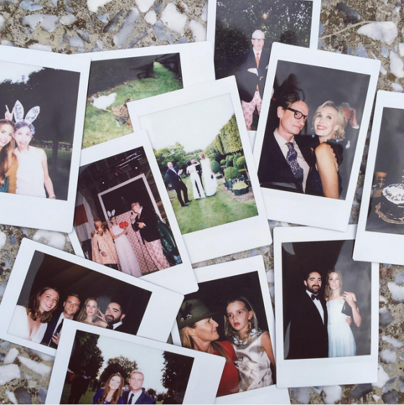 Les invités s'en sont donné à coeur joie avec les Polaroïd. Photo Instagram du mariage d'Ashley Hicks (cousin du prince Charles et filleul du duc d'Edimbourg) et de Katalina Sharkey de Solis début septembre 2015 à The Grove, domaine familial des Hicks dans l'Oxfordshire en Angleterre. Ils se sont rencontrés en mai via Instagram. Pour leurs noces, la mariée portait des oreilles de lapin et le marié a enfilé une tête de coq au moment de prononcer ses voeux.