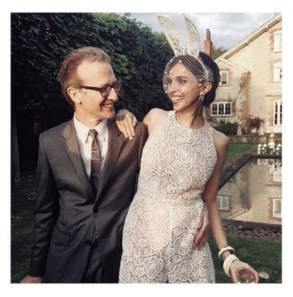 Pola / Instagram du mariage d'Ashley Hicks (cousin du prince Charles et filleul du duc d'Edimbourg) et de Katalina Sharkey de Solis début septembre 2015 à The Grove, domaine familial des Hicks dans l'Oxfordshire en Angleterre. Ils se sont rencontrés en mai via Instagram. Pour leurs noces, la mariée portait des oreilles de lapin et le marié a enfilé une tête de coq au moment de prononcer ses voeux.