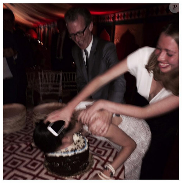 Le moment où Angelica met la tête de sa "stepmonster" dans le gateau de mariage. Photo Instagram du mariage d'Ashley Hicks (cousin du prince Charles et filleul du duc d'Edimbourg) et de Katalina Sharkey de Solis début septembre 2015 à The Grove, domaine familial des Hicks dans l'Oxfordshire en Angleterre. Ils se sont rencontrés en mai via Instagram. Pour leurs noces, la mariée portait des oreilles de lapin et le marié a enfilé une tête de coq au moment de prononcer ses voeux.