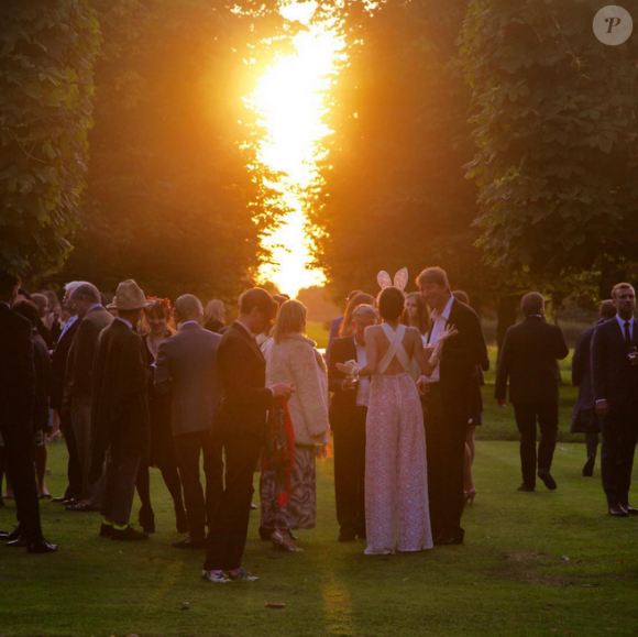 Un beau coucher de soleil sur The Grove. Photo Instagram du mariage d'Ashley Hicks (cousin du prince Charles et filleul du duc d'Edimbourg) et de Katalina Sharkey de Solis début septembre 2015 à The Grove, domaine familial des Hicks dans l'Oxfordshire en Angleterre. Ils se sont rencontrés en mai via Instagram. Pour leurs noces, la mariée portait des oreilles de lapin et le marié a enfilé une tête de coq au moment de prononcer ses voeux.