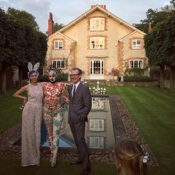 Ashley et Kata posent avec India Hicks dans le jardin de The Grove. Photo Instagram du mariage d'Ashley Hicks (cousin du prince Charles et filleul du duc d'Edimbourg) et de Katalina Sharkey de Solis début septembre 2015 à The Grove, domaine familial des Hicks dans l'Oxfordshire en Angleterre. Ils se sont rencontrés en mai via Instagram. Pour leurs noces, la mariée portait des oreilles de lapin et le marié a enfilé une tête de coq au moment de prononcer ses voeux.