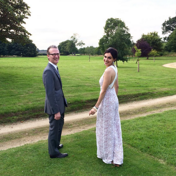 Photo publiée sur Instagram du mariage d'Ashley Hicks (cousin du prince Charles et filleul du duc d'Edimbourg) et de Katalina Sharkey de Solis début septembre 2015 à The Grove, domaine familial des Hicks dans l'Oxfordshire en Angleterre. Ils se sont rencontrés en mai via Instagram. Pour leurs noces, la mariée portait des oreilles de lapin et le marié a enfilé une tête de coq au moment de prononcer ses voeux.