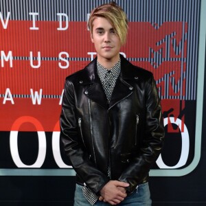 Justin Bieber assiste aux MTV Video Music Awards 2015 au Microsoft Theater à Los Angeles, le 30 août 2015.