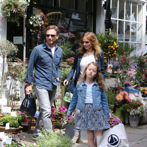 Exclusif - Première sortie en famille des jeunes mariés Geri Halliwell et Christian Horner à Londres à leur retour de lune de miel à Woburn Abbey. La petite Bluebell est souriante et heureuse, elle tient la main à Christian Horner, le 30 mai 2015