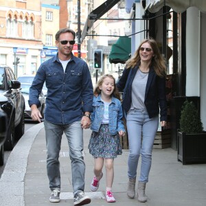 Exclusif - Première sortie en famille des jeunes mariés Geri Halliwell et Christian Horner à Londres à leur retour de lune de miel à Woburn Abbey. La petite Bluebell est souriante et heureuse, elle tient la main à Christian Horner, le 30 mai 2015
