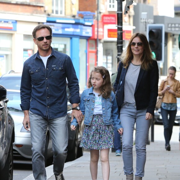 Exclusif - Première sortie en famille des jeunes mariés Geri Halliwell et Christian Horner à Londres à leur retour de lune de miel à Woburn Abbey. La petite Bluebell est souriante et heureuse, elle tient la main à Christian Horner, le 30 mai 2015