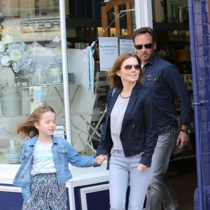 Exclusif - Première sortie en famille des jeunes mariés Geri Halliwell et Christian Horner à Londres à leur retour de lune de miel à Woburn Abbey. La petite Bluebell est souriante et heureuse, elle tient la main à Christian Horner, le 30 mai 2015