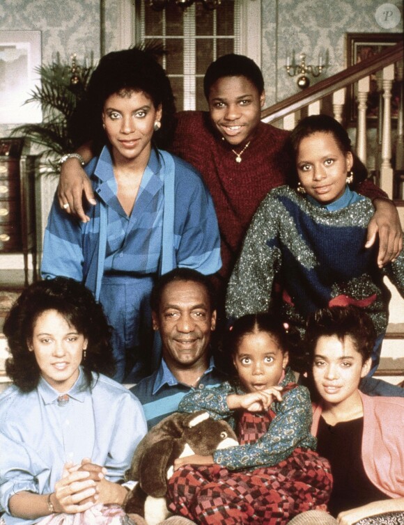 Phylicia Rashad, Malcom-Jamal Warner, Tempest Bledsoe, Sabrina Lebeauf et Bill Cosby en 1990 à Los Angeles sur le plateau du Cosby Show