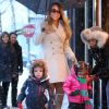 La chanteuse Mariah Carey et ses jumeaux Monroe et Moroccan Cannon font du shopping sous la neige pendant leur sejour a Aspen, dans le Colorado, le 20 decembre 2013. Ils se rendent dans une bijouterie pour leurs achats de noel.
