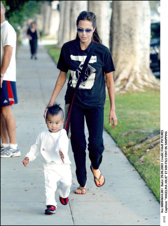 Angelina Jolie et le petit Maddox à Beverly Hills le 29 septembre 2003
