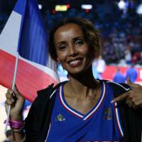 Sonia Rolland : Supportrice de charme pour Tony Parker et l'équipe de France