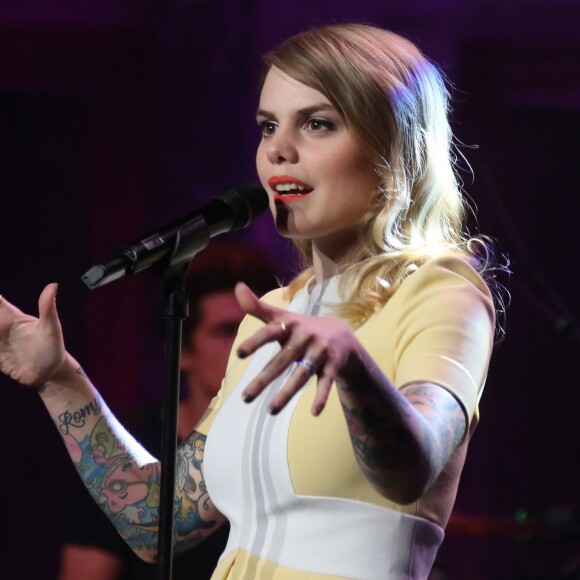 Exclusif - Coeur de Pirate (Béatrice Martin) en live dans l'émission Du côté de chez Dave, qui sera diffusée sur France 3, le 13 septembre 2015.