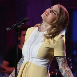 Exclusif - Coeur de Pirate (Béatrice Martin) en live dans l'émission Du côté de chez Dave, qui sera diffusée sur France 3, le 13 septembre 2015.