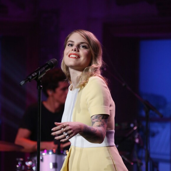 Exclusif - Coeur de Pirate (Béatrice Martin) en live dans l'émission Du côté de chez Dave, qui sera diffusée sur France 3, le 13 septembre 2015.