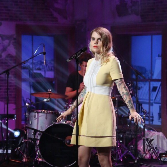 Exclusif - Coeur de Pirate (Béatrice Martin) en live dans l'émission Du côté de chez Dave, qui sera diffusée sur France 3, le 13 septembre 2015.