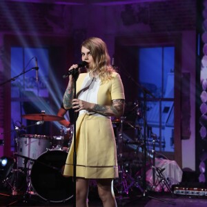 Exclusif - Coeur de Pirate (Béatrice Martin) en live dans l'émission Du côté de chez Dave, qui sera diffusée sur France 3, le 13 septembre 2015.