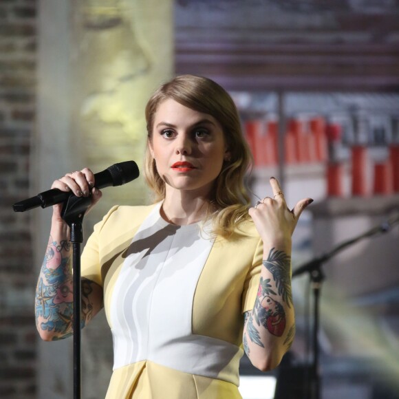 Exclusif - Coeur de Pirate (Béatrice Martin) en live dans l'émission Du côté de chez Dave, qui sera diffusée sur France 3, le 13 septembre 2015.