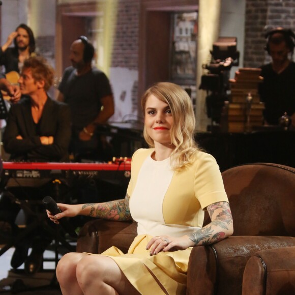 Exclusif - Coeur de Pirate (Béatrice Martin) en interview dans l'émission Du côté de chez Dave, qui sera diffusée sur France 3, le 13 septembre 2015.