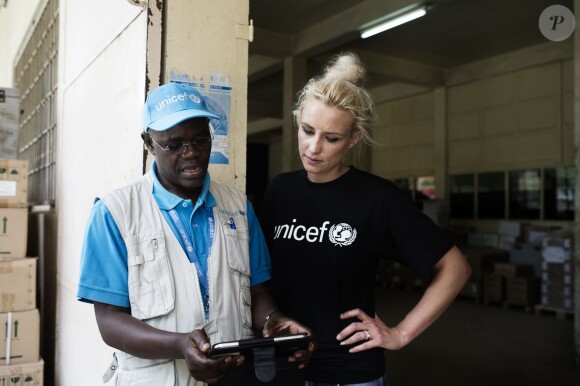 Elodie Gossuin à Dakar, au Sénégal, lors de son voyage humanitaire pour l'opération Objectif 100 de l'Unicef, en juin 2015.