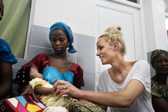 Elodie Gossuin à Dakar, au Sénégal, lors de son voyage humanitaire pour l'opération Objectif 100 de l'Unicef, en juin 2015.