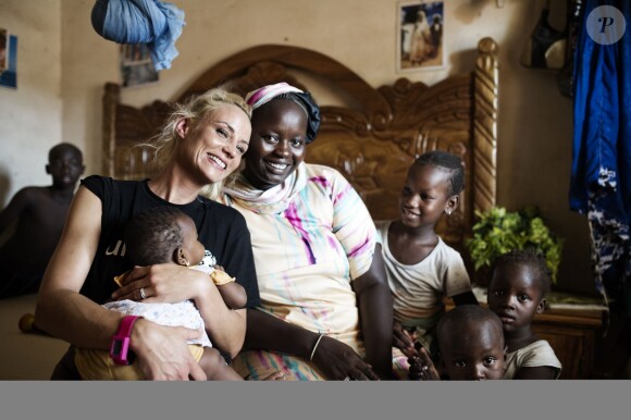 Elodie Gossuin à Dakar, au Sénégal, lors de son voyage humanitaire pour l'opération Objectif 100 de l'Unicef, en juin 2015.