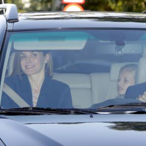 Letizia et Felipe VI d'Espagne accompagnaient vendredi matin, le 11 septembre 2015, leurs filles Leonor, princesse des Asturies, et l'infante Sofia pour leur rentrée des classes au collège privé Santa Maria de los Rosales, dans la banlieue ouest de Madrid.