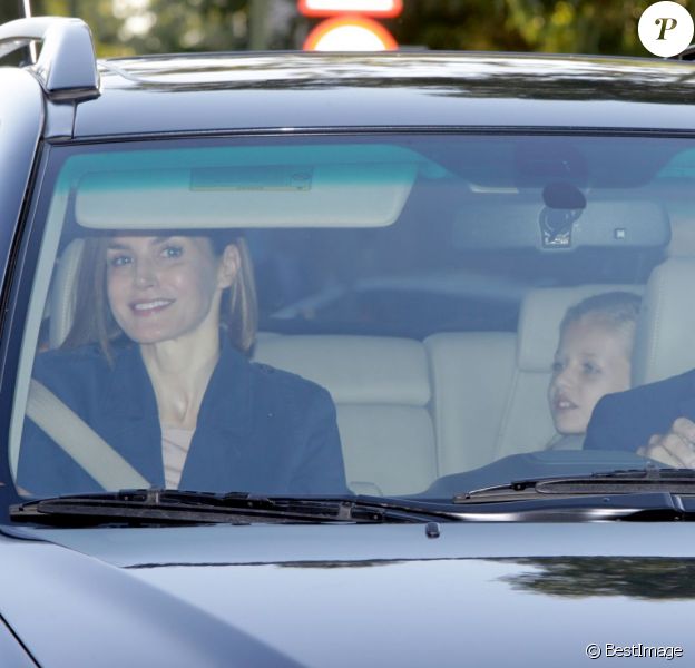 Letizia et Felipe VI d'Espagne accompagnaient vendredi matin, le 11 septembre 2015, leurs filles Leonor, princesse des Asturies, et l'infante Sofia pour leur rentrée des classes au collège privé Santa Maria de los Rosales, dans la banlieue ouest de Madrid.