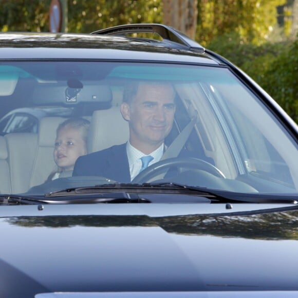 Letizia et Felipe VI d'Espagne accompagnaient vendredi matin, le 11 septembre 2015, leurs filles Leonor, princesse des Asturies, et l'infante Sofia pour leur rentrée des classes au collège privé Santa Maria de los Rosales, dans la banlieue ouest de Madrid.