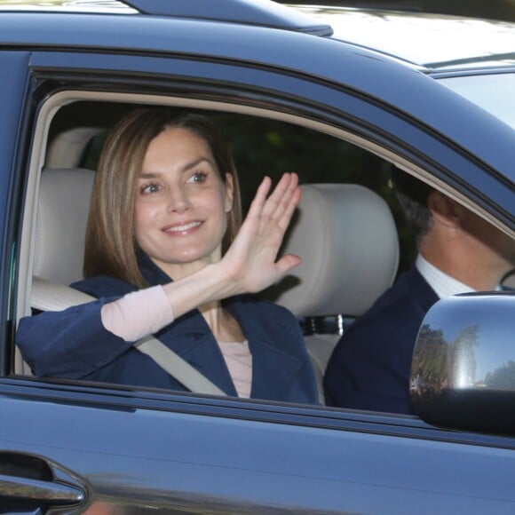 Letizia et Felipe VI d'Espagne accompagnaient vendredi matin, le 11 septembre 2015, leurs filles Leonor, princesse des Asturies, et l'infante Sofia pour leur rentrée des classes au collège privé Santa Maria de los Rosales, dans la banlieue ouest de Madrid.