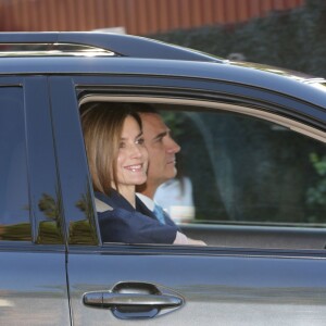 Letizia et Felipe VI d'Espagne accompagnaient vendredi matin, le 11 septembre 2015, leurs filles Leonor, princesse des Asturies, et l'infante Sofia pour leur rentrée des classes au collège privé Santa Maria de los Rosales, dans la banlieue ouest de Madrid.