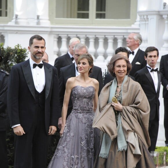 Letizia d'Espagne avec Felipe et la reine Sofia à la veille du mariage du prince William et Kate Middleton en avril 2011. Ce look a été reproduit pour une poupée à son effigie qui a été présentée lors du Salon de la poupée de Madrid le 10 septembre 2015.