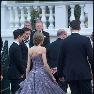 Letizia d'Espagne avec Felipe et la reine Sofia à la veille du mariage du prince William et Kate Middleton en avril 2011. Ce look a été reproduit pour une poupée à son effigie qui a été présentée lors du Salon de la poupée de Madrid le 10 septembre 2015.